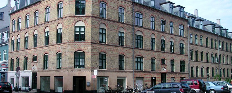 gadehjørne med parkerede biler