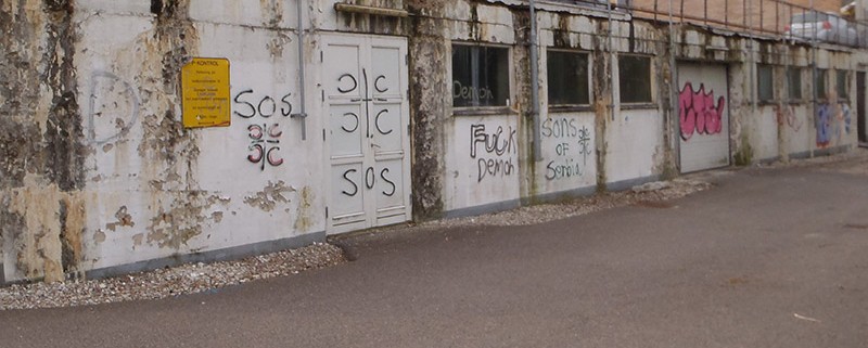 væg med grafitti