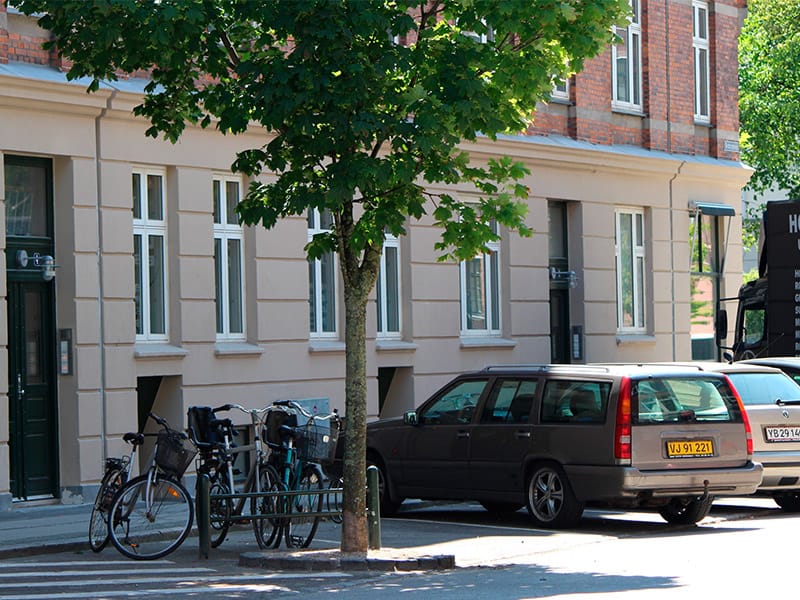 parkering foran kastanjegården