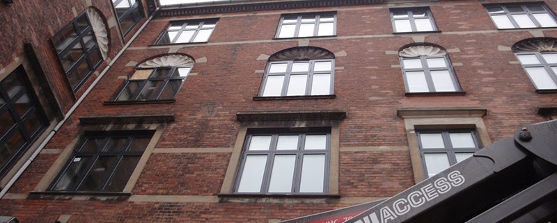 kran ved bygning