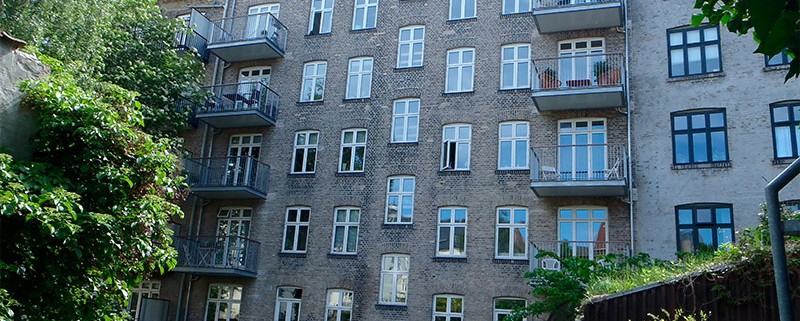bygning med altaner