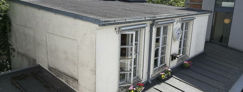 lille hvid tagbolig